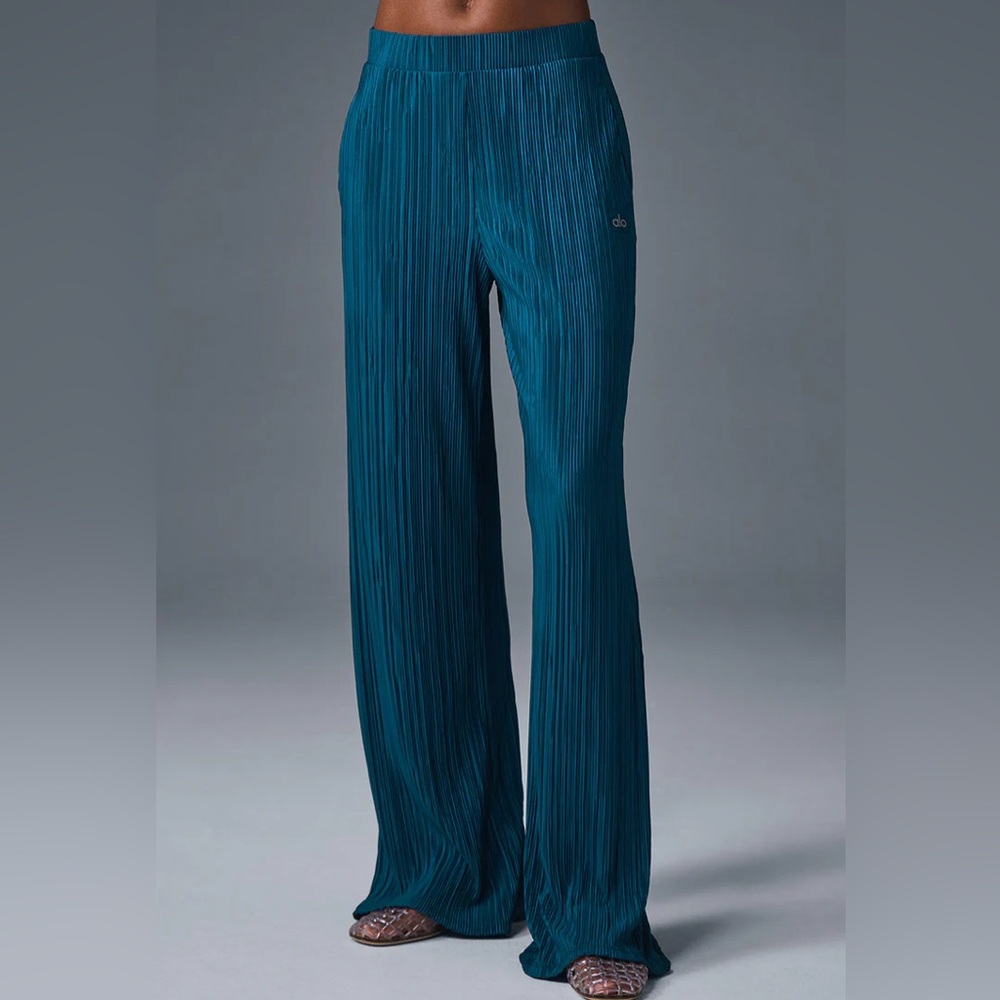 ALO YOGA High-Waist Micro Plisse Straight Leg Pant
NWT Eclipse Blue | S - Picture 4 of 8